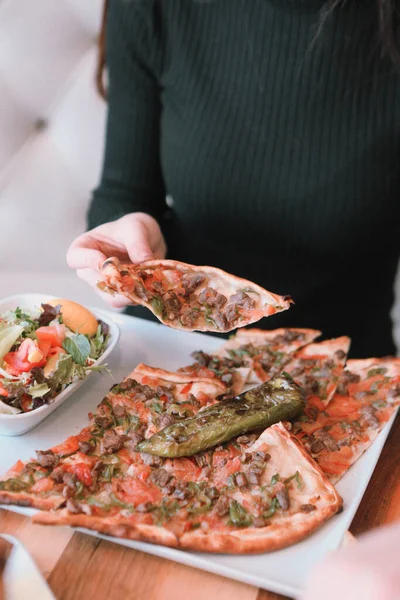 Geleneksel Türkçe fırında pide. Türk pizzası, Orta Doğu aperatifleri. Türk mutfağı. Et ile doldurulmuş çam
