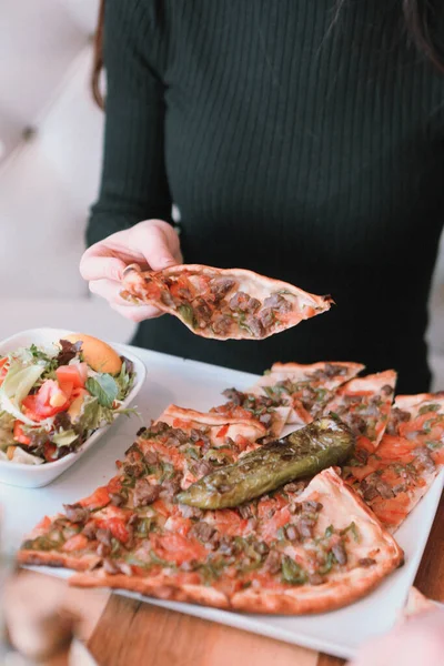 Geleneksel Türkçe fırında pide. Türk pizzası, Orta Doğu aperatifleri. Türk mutfağı. Et ile doldurulmuş çam