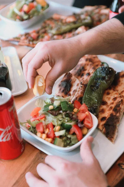 Geleneksel Türkçe fırında pide. Türk pizzası, Orta Doğu aperatifleri. Türk mutfağı. Et ile doldurulmuş çam