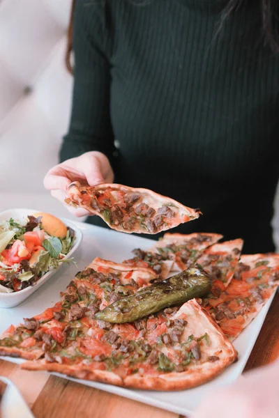 Geleneksel Türkçe fırında pide. Türk pizzası, Orta Doğu aperatifleri. Türk mutfağı. Et ile doldurulmuş çam