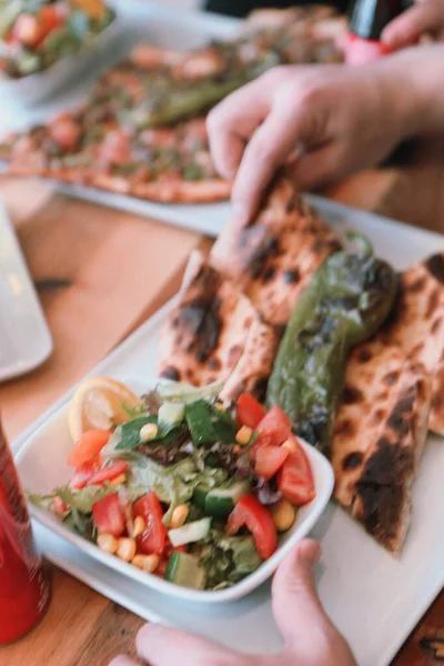 Geleneksel Türkçe fırında pide. Türk pizzası, Orta Doğu aperatifleri. Türk mutfağı. Et ile doldurulmuş çam