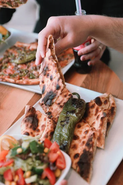 Geleneksel Türkçe fırında pide. Türk pizzası, Orta Doğu aperatifleri. Türk mutfağı. Et ile doldurulmuş çam