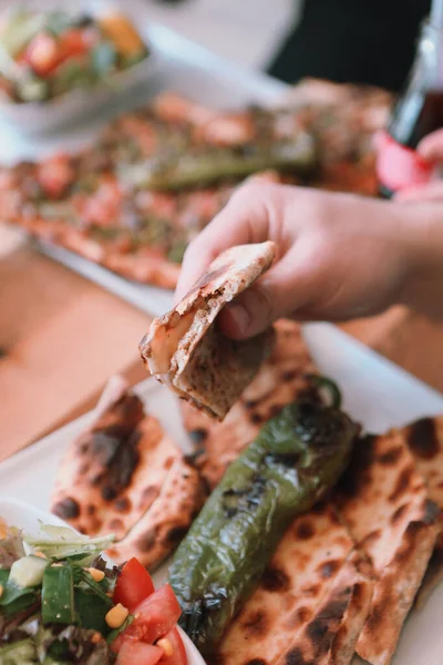 Geleneksel Türkçe fırında pide. Türk pizzası, Orta Doğu aperatifleri. Türk mutfağı. Et ile doldurulmuş çam