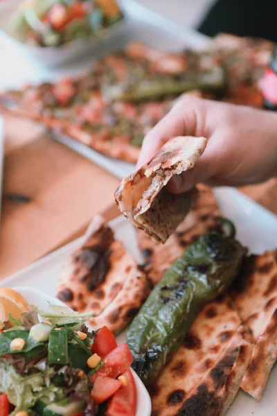 Geleneksel Türkçe fırında pide. Türk pizzası, Orta Doğu aperatifleri. Türk mutfağı. Et ile doldurulmuş çam