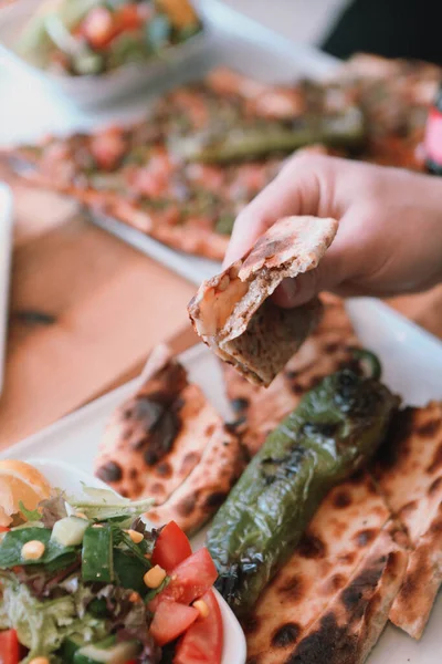 Geleneksel Türkçe fırında pide. Türk pizzası, Orta Doğu aperatifleri. Türk mutfağı. Et ile doldurulmuş çam