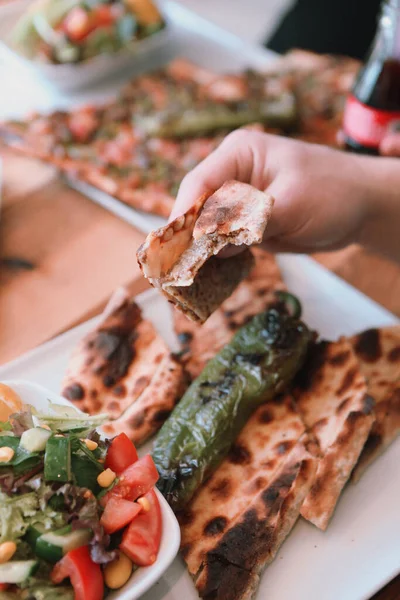Geleneksel Türkçe fırında pide. Türk pizzası, Orta Doğu aperatifleri. Türk mutfağı. Et ile doldurulmuş çam
