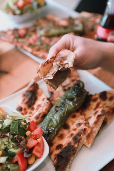 Geleneksel Türkçe fırında pide. Türk pizzası, Orta Doğu aperatifleri. Türk mutfağı. Et ile doldurulmuş çam