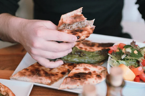 Geleneksel Türkçe fırında pide. Türk pizzası, Orta Doğu aperatifleri. Türk mutfağı. Et ile doldurulmuş çam