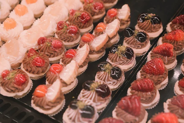 Tavola Con Deliziosa Torta Sul Tavolo — Foto Stock