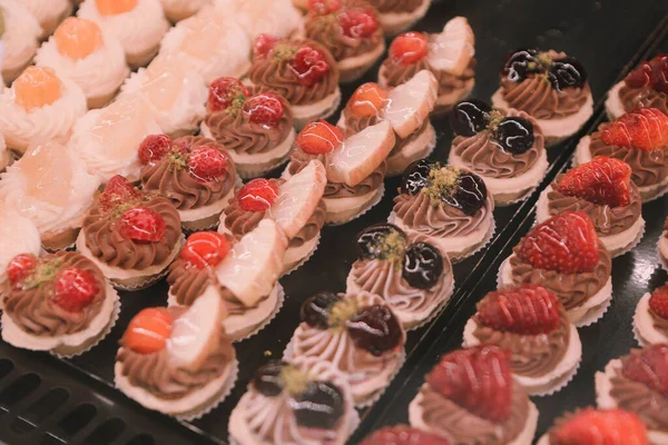 Tavola Con Deliziosa Torta Sul Tavolo — Foto Stock