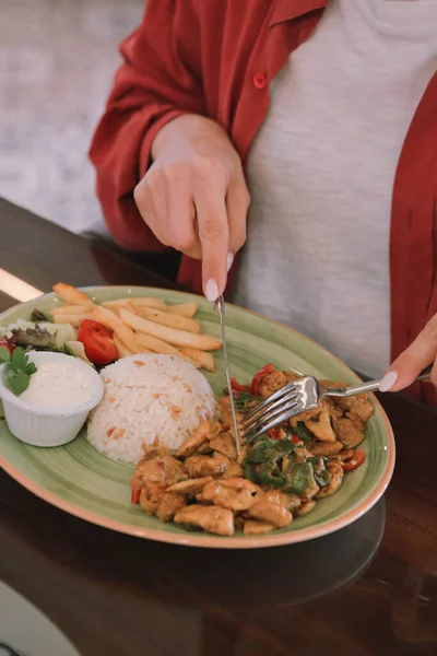 Masada köri soslu tavuk.