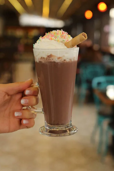 Caffè Freddo Con Latte Caffe Macchiato Donna Possesso Tazza Vetro — Foto Stock