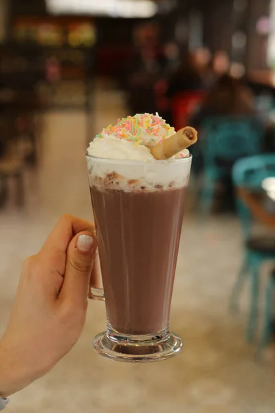 Caffè Freddo Con Latte Caffe Macchiato Donna Possesso Tazza Vetro — Foto Stock