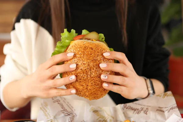 Hamburguesa Casera Con Verduras Frescas —  Fotos de Stock