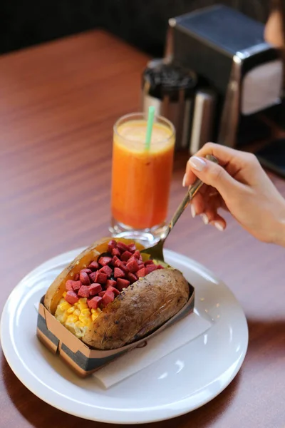 Gebakken Kumpir Aardappel Gevuld Met Kaas Worst Olijven Paprika Maïs — Stockfoto