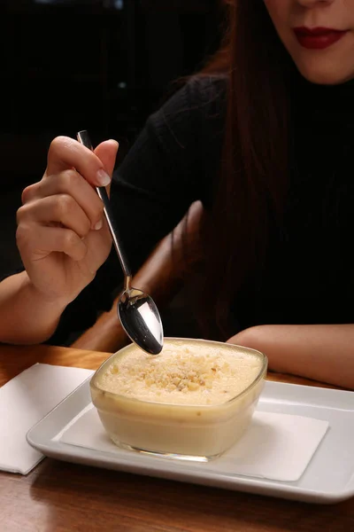 Plateau Avec Délicieux Gâteau Sur Table — Photo