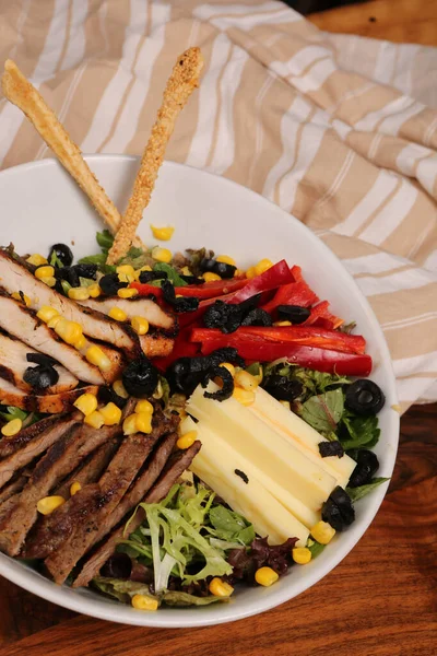 Frischer Salatteller Mit Gemischtem Gemüse — Stockfoto