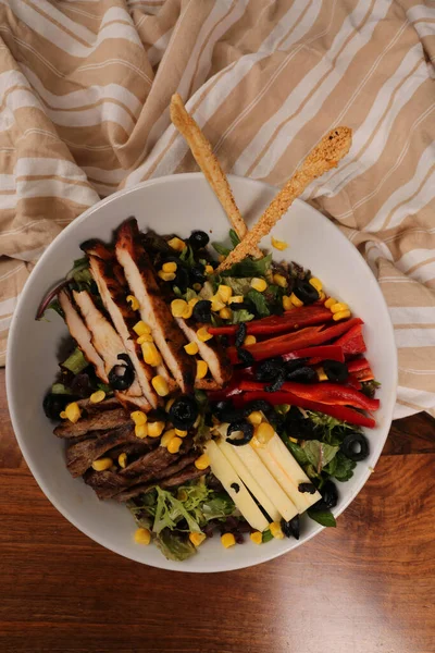 Frischer Salatteller Mit Gemischtem Gemüse — Stockfoto