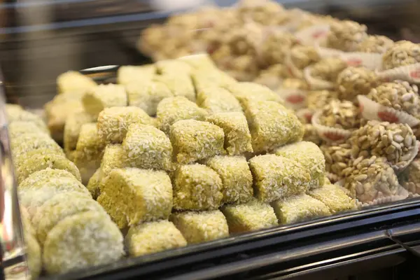 Bir grup çeşit kurabiye. Çikolata parçacıklı, yulaflı, kuru üzümlü, beyaz çikolatalı.