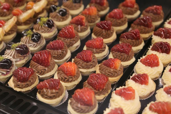 Tafel Mit Leckerem Kuchen Auf Dem Tisch — Stockfoto