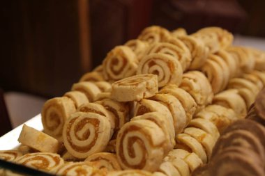 Bir grup çeşit kurabiye. Çikolata parçacıklı, yulaflı, kuru üzümlü, beyaz çikolatalı.