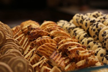 Bir grup çeşit kurabiye. Çikolata parçacıklı, yulaflı, kuru üzümlü, beyaz çikolatalı.