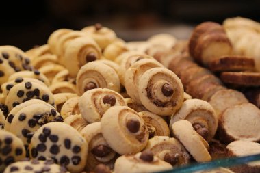 Bir grup çeşit kurabiye. Çikolata parçacıklı, yulaflı, kuru üzümlü, beyaz çikolatalı.