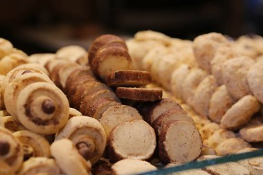 Bir grup çeşit kurabiye. Çikolata parçacıklı, yulaflı, kuru üzümlü, beyaz çikolatalı.