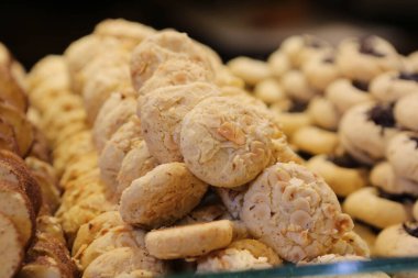 Bir grup çeşit kurabiye. Çikolata parçacıklı, yulaflı, kuru üzümlü, beyaz çikolatalı.