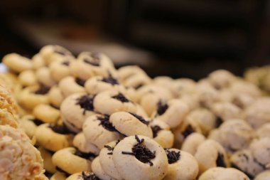 Bir grup çeşit kurabiye. Çikolata parçacıklı, yulaflı, kuru üzümlü, beyaz çikolatalı.