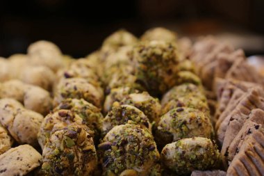 Bir grup çeşit kurabiye. Çikolata parçacıklı, yulaflı, kuru üzümlü, beyaz çikolatalı.