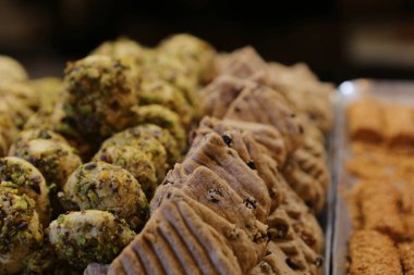 Bir grup çeşit kurabiye. Çikolata parçacıklı, yulaflı, kuru üzümlü, beyaz çikolatalı.