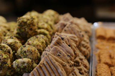 Bir grup çeşit kurabiye. Çikolata parçacıklı, yulaflı, kuru üzümlü, beyaz çikolatalı.