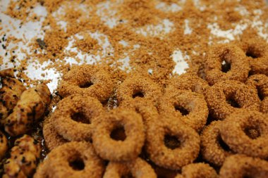 Bir grup çeşit kurabiye. Çikolata parçacıklı, yulaflı, kuru üzümlü, beyaz çikolatalı.