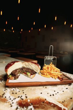 Taze sebzeli ev yapımı hamburger.