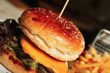 Taze sebzeli ev yapımı hamburger.