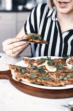 Geleneksel Türkçe fırında pide. Türk pizzası, Orta Doğu aperatifleri. Türk mutfağı. Et ile doldurulmuş çam