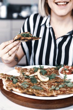 Geleneksel Türkçe fırında pide. Türk pizzası, Orta Doğu aperatifleri. Türk mutfağı. Et ile doldurulmuş çam