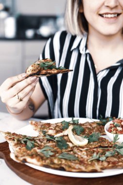 Geleneksel Türkçe fırında pide. Türk pizzası, Orta Doğu aperatifleri. Türk mutfağı. Et ile doldurulmuş çam