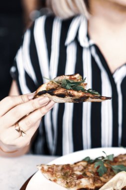 Geleneksel Türkçe fırında pide. Türk pizzası, Orta Doğu aperatifleri. Türk mutfağı. Et ile doldurulmuş çam
