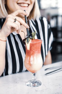 Lezzetli renkli kokteyller, parti kokteylleri.