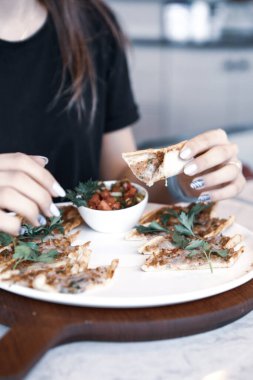 Geleneksel Türkçe fırında pide. Türk pizzası, Orta Doğu aperatifleri. Türk mutfağı. Et ile doldurulmuş çam