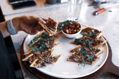 Geleneksel Türkçe fırında pide. Türk pizzası, Orta Doğu aperatifleri. Türk mutfağı. Et ile doldurulmuş çam