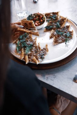 Geleneksel Türkçe fırında pide. Türk pizzası, Orta Doğu aperatifleri. Türk mutfağı. Et ile doldurulmuş çam