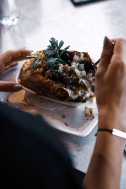 Peynir, sosis, zeytin, biber ve Mısır ile pişmiş kumpir patates dolması