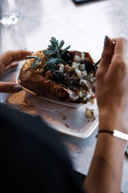 Peynir, sosis, zeytin, biber ve Mısır ile pişmiş kumpir patates dolması