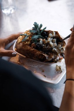 Peynir, sosis, zeytin, biber ve Mısır ile pişmiş kumpir patates dolması