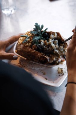 Peynir, sosis, zeytin, biber ve Mısır ile pişmiş kumpir patates dolması