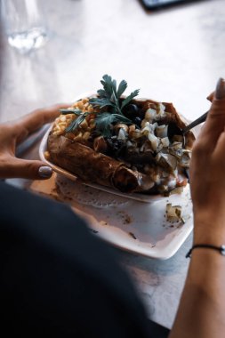 Peynir, sosis, zeytin, biber ve Mısır ile pişmiş kumpir patates dolması