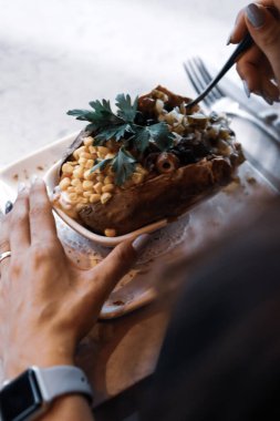 Peynir, sosis, zeytin, biber ve Mısır ile pişmiş kumpir patates dolması